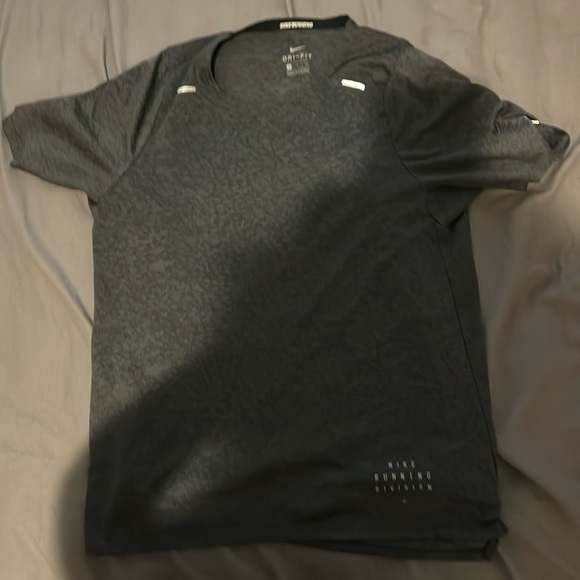 Nike Run Club T- Shirt/ Small / BRAND NEW - Picture 1 of 2